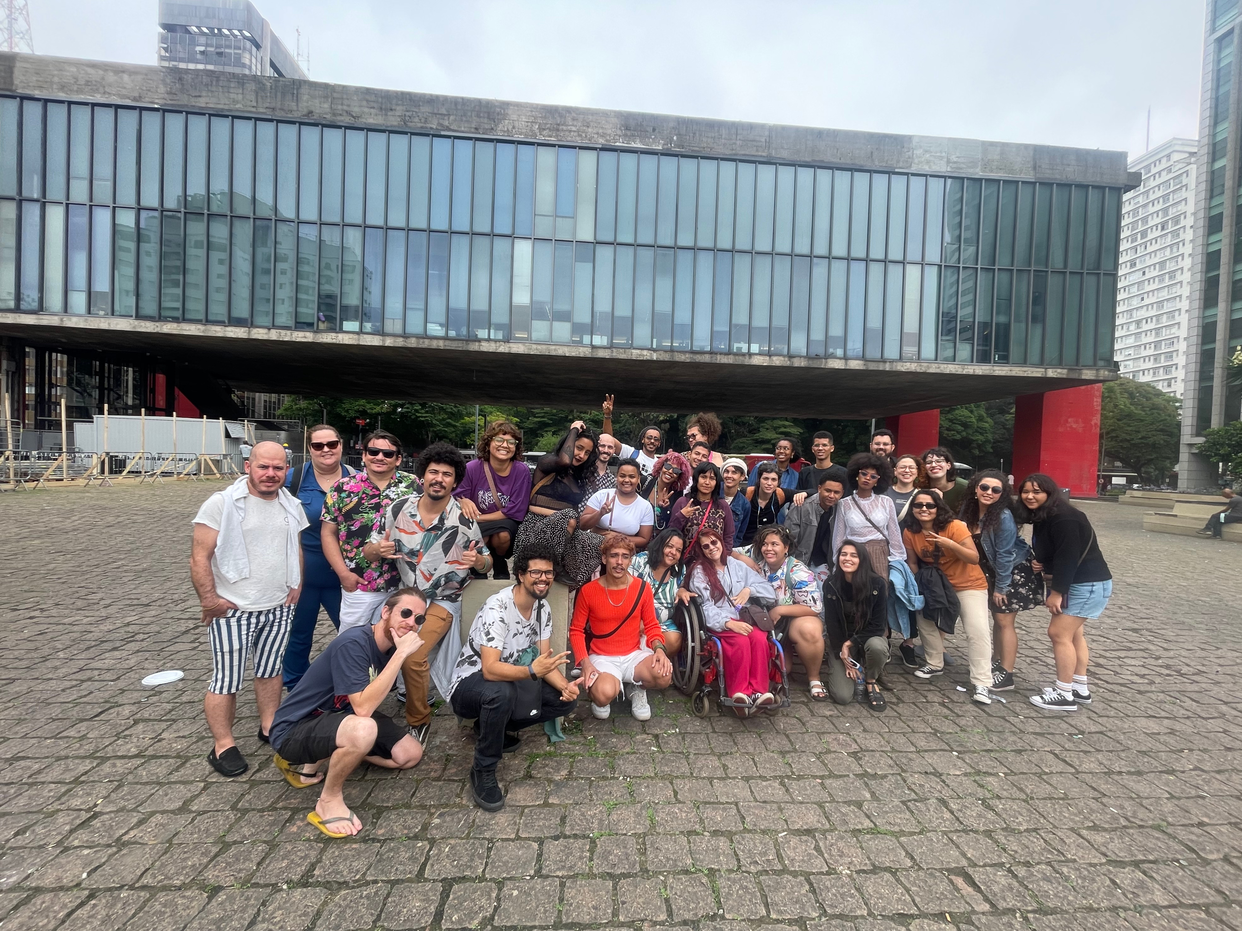 Estudantes em frente ao Museu de Arte de São Paulo (MASP)